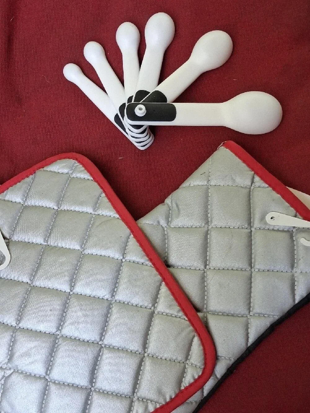 Oxo Smokin Hot BBQ Oven Mitt, Pot Holder & White Measuring Spoons Set